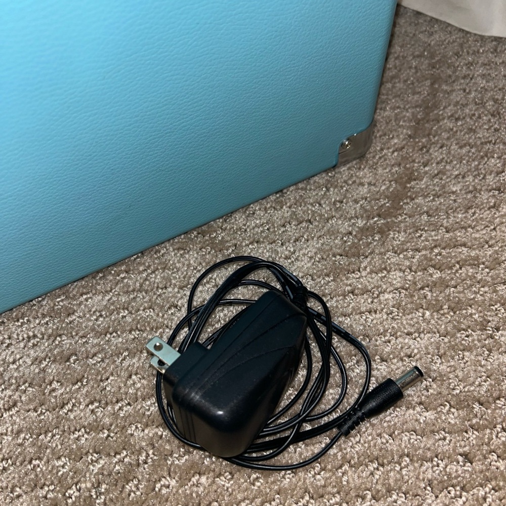 Portable Blue Turntable Case - Picture 2 of 5